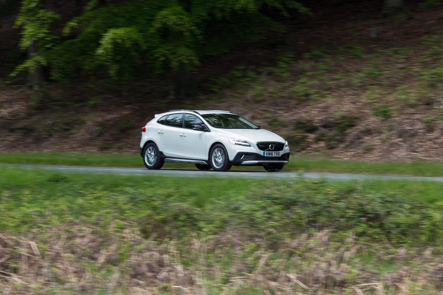  Volvo V40 D4 Cross Country 2016 года  (UK) (фото 26 из 30)